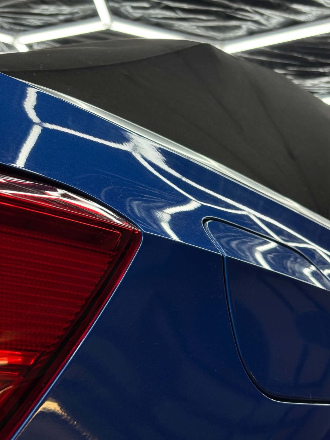 Detailaufnahme eines blauen Fahrzeugs nach der Aufbereitung