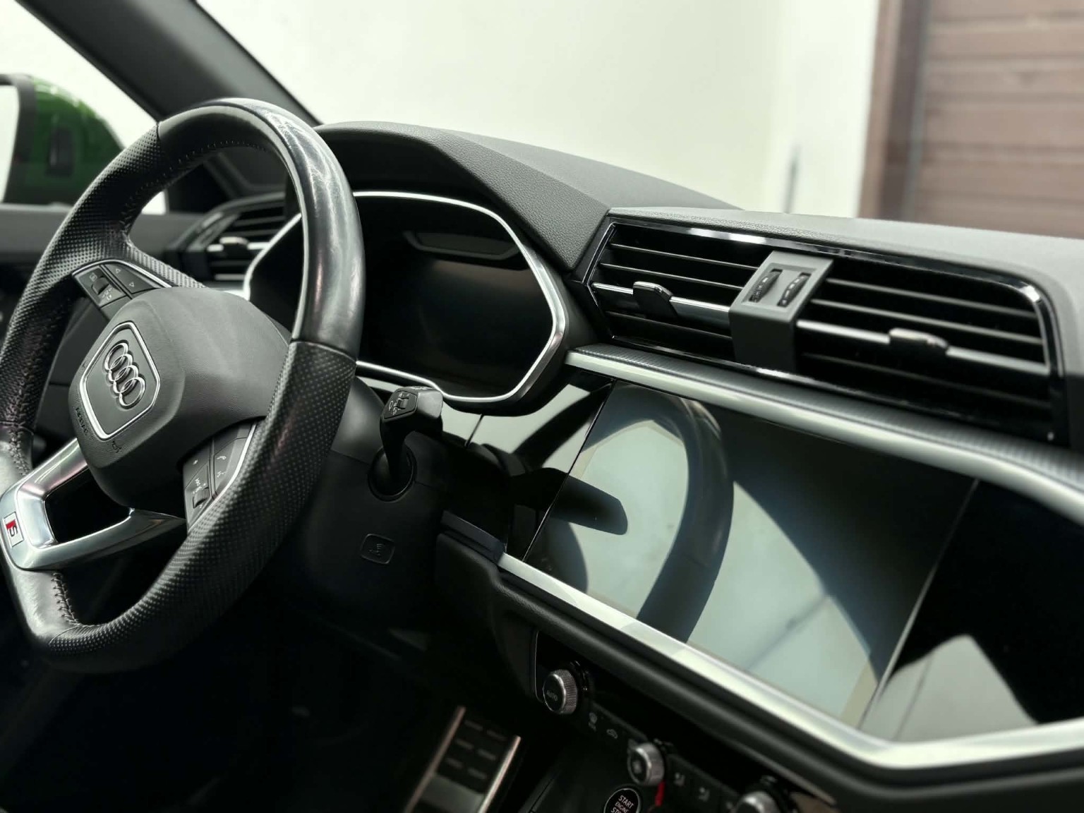Aufbereiteter Audi-Innenraum mit sauberem Cockpit
